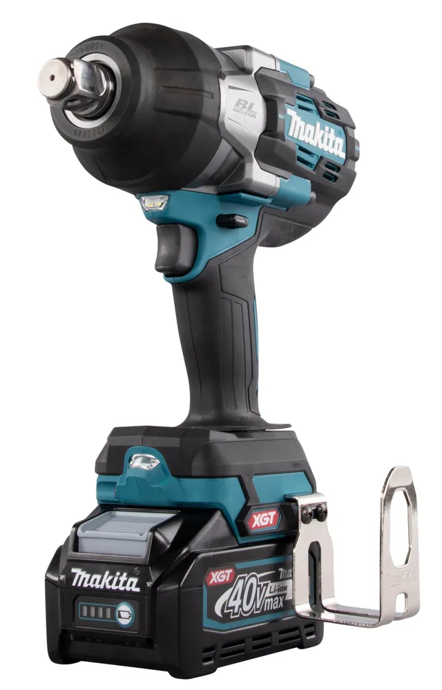 Pildil on Makita akulöökmutrikeeraja TW001GM201, millel on 40V XGT aku ja metallist konks.
