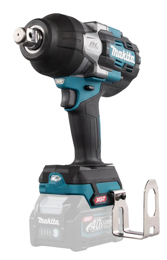 Pildil on Makita akulöökmutrikeeraja TW001GZ koos XGT 40V akuga, mis on varustatud spetsiaalse metallist riputuskonksuga.