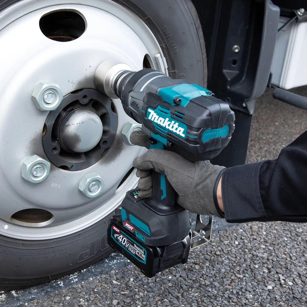 Pildil on näha Makita akulöökmutrikeeraja TW001GZ, mida kasutatakse veoauto rattamutrite keeramiseks.