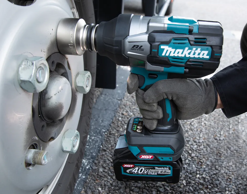 Pildil on Makita akulöökmutrikeeraja TW001GZ, mida kasutatakse mutrite keeramiseks autoklaasil.