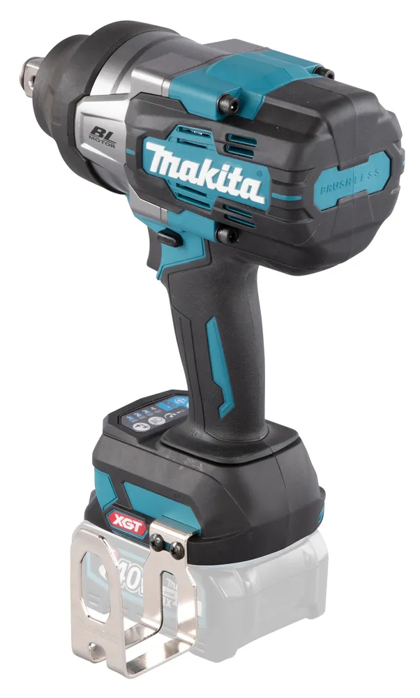 Pildil on Makita akulöökmutrikeeraja TW001GZ, mis on varustatud metallist pandlaga ja millel on sinised akud.