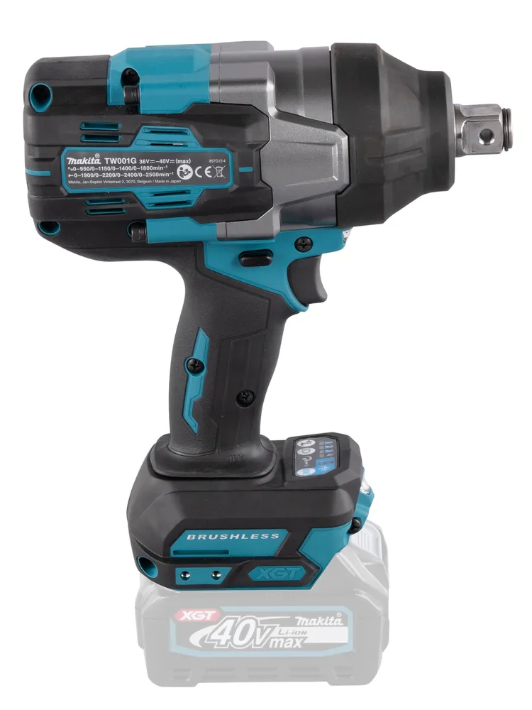 Pildil on Makita TW001GZ akulöökmutrikeeraja koos akuga.