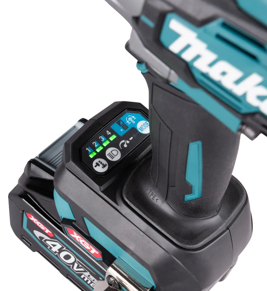 Pildil on Makita akulöökmutrikeeraja TW002GZ detail, kus on näha aku laetuse indikaatorid ja töörežiimi valik.