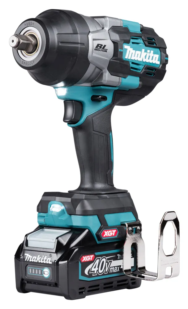 Pildil on Makita akulöökmutrikeeraja TW002GZ, mis on näidatud koos 40V XGT akuga, mis kinnitub tööriista põhja külge.