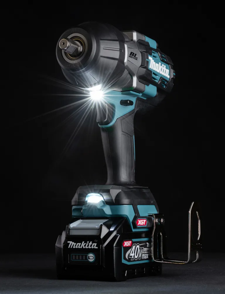 Pildil on Makita akulöökmutrikeeraja TW002GZ koos 40V XGT akuga.