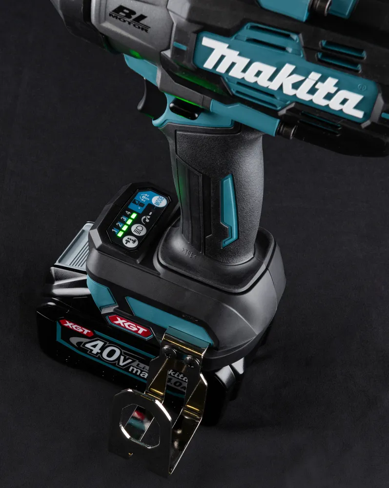Pildil on Makita akulöökmutrikeeraja TW002GZ ja selle XGT aku.