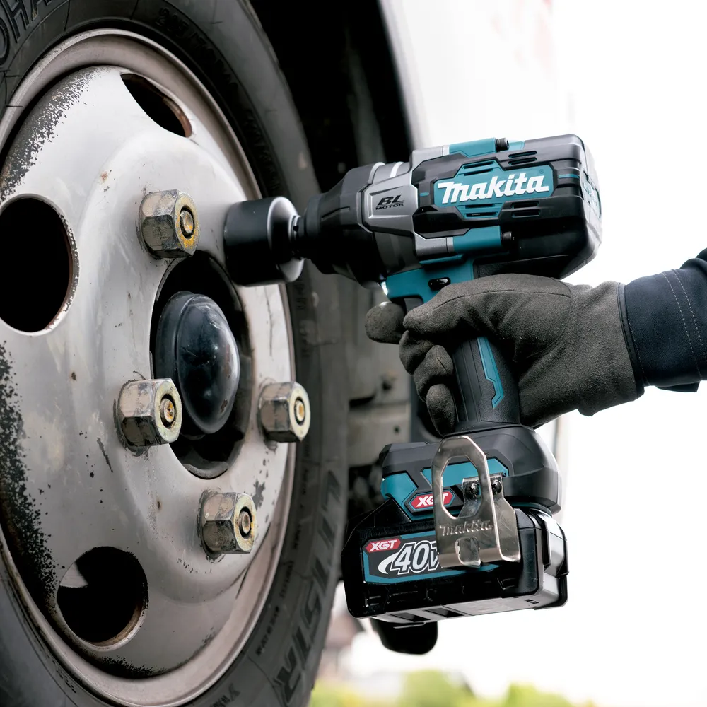 Pildil on näha Makita akulöökmutrikeeraja TW002GZ, mida kasutatakse veoauto rattamutrite keeramiseks.
