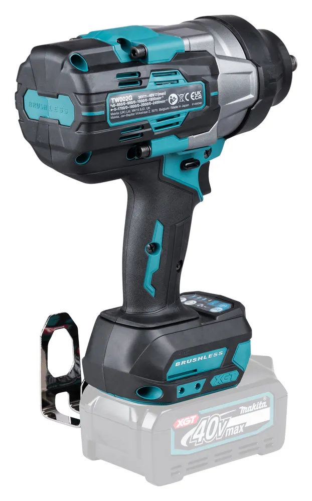 Pildil on Makita akulöökmutrikeeraja TW002GZ, mis on kinnitatud akule ja millel on metallist konks.