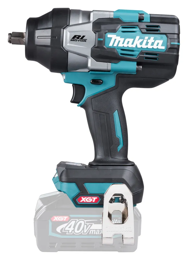 Pildil on Makita akulöökmutrikeeraja TW002GZ, mis on varustatud akuga ja näitab oma stiilset disaini.