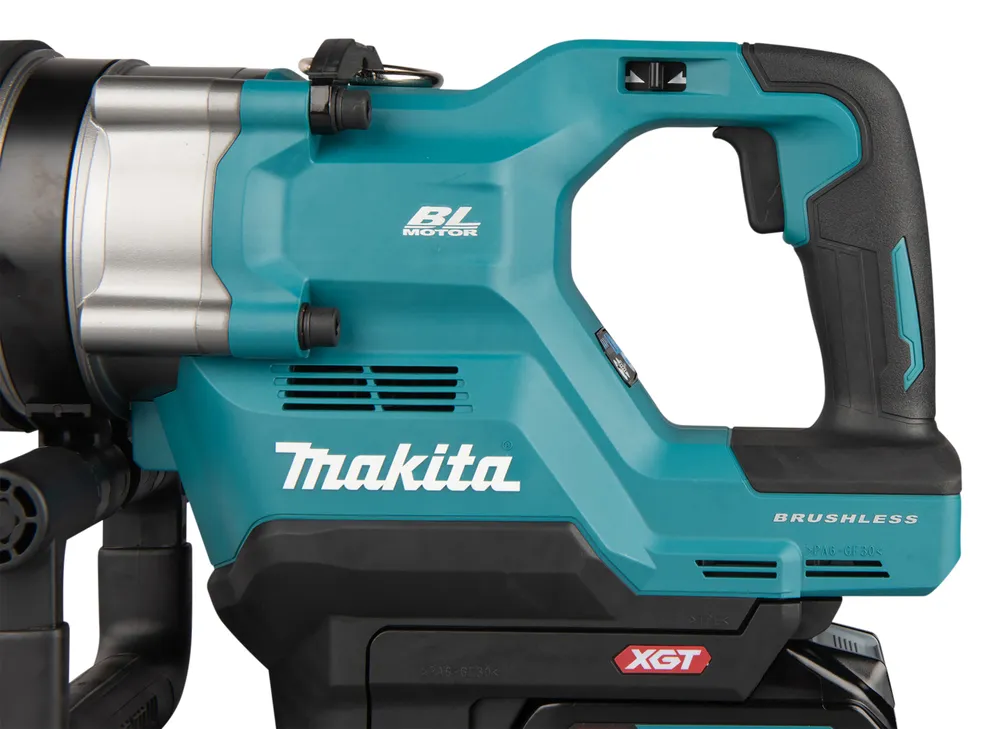 Pildil on näha Makita akulöökmutrikeeraja TW010GZ osi, sealhulgas käepidet ja sildilt on loetav toote mudelitähis.