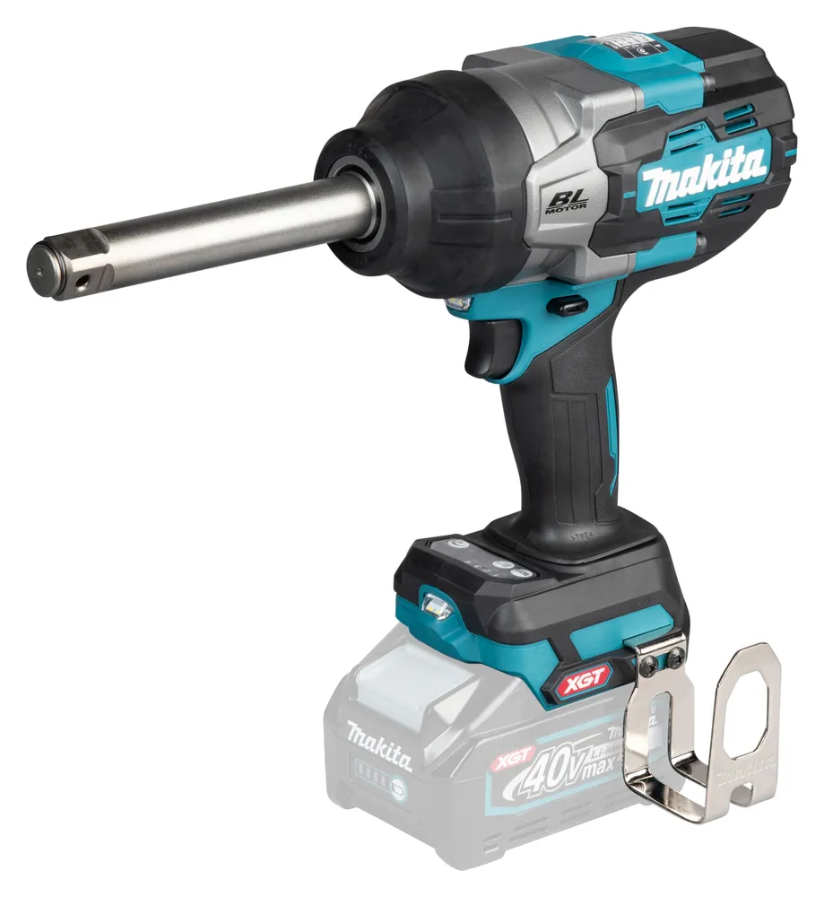 Pildil on Makita akulöökmutrikeeraja TW011GZ koos XGT akuga, mis on varustatud metallist riputuskonksuga.