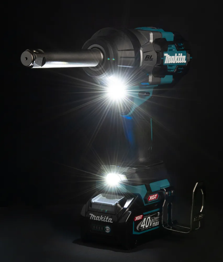 Pildil on näha Makita akulöökmutrikeeraja TW011GZ, mille külge on kinnitatud metallist riputuskonks.