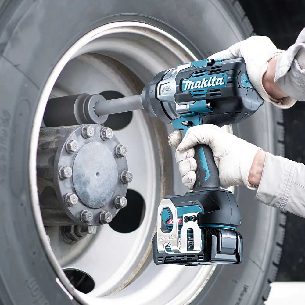 Pildil on näha Makita akulöökmutrikeeraja TW011GZ pakend, millel on kirjas "XGT", "40V max" ja "BL MOTOR XPT".