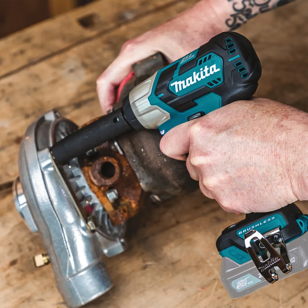 Pildil on Makita akulöökmutrikeeraja TW161DSAJ, millega inimene parandab roostes turbokompressorit.