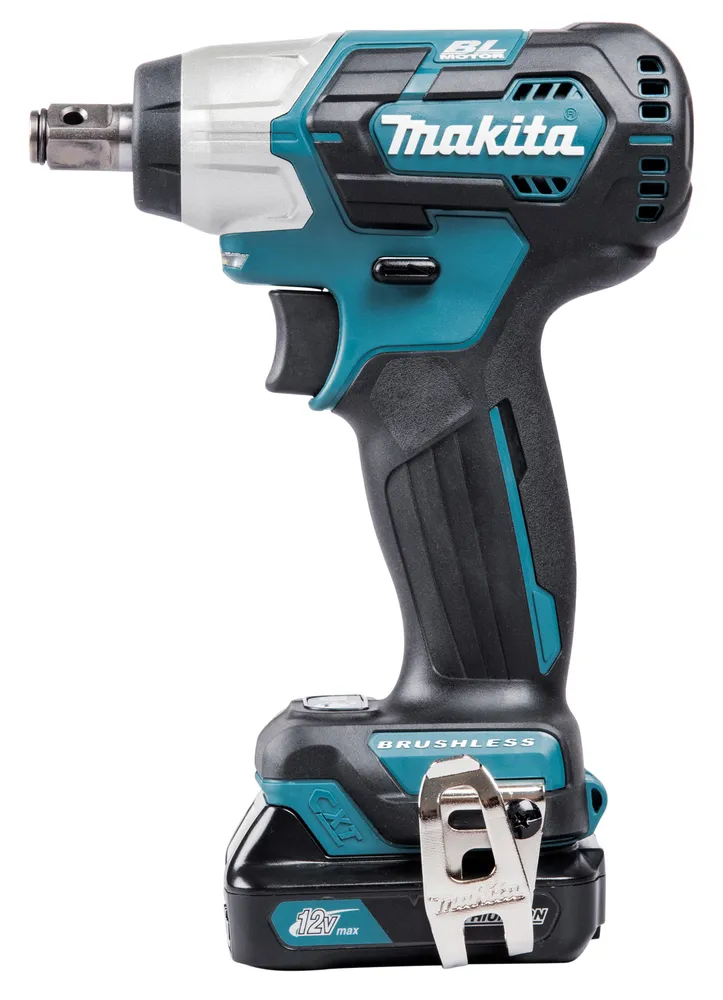Pildil on Makita akulöökmutrikeeraja TW161DSAJ koos akuga, mis on paigaldatud tööriista alusele.