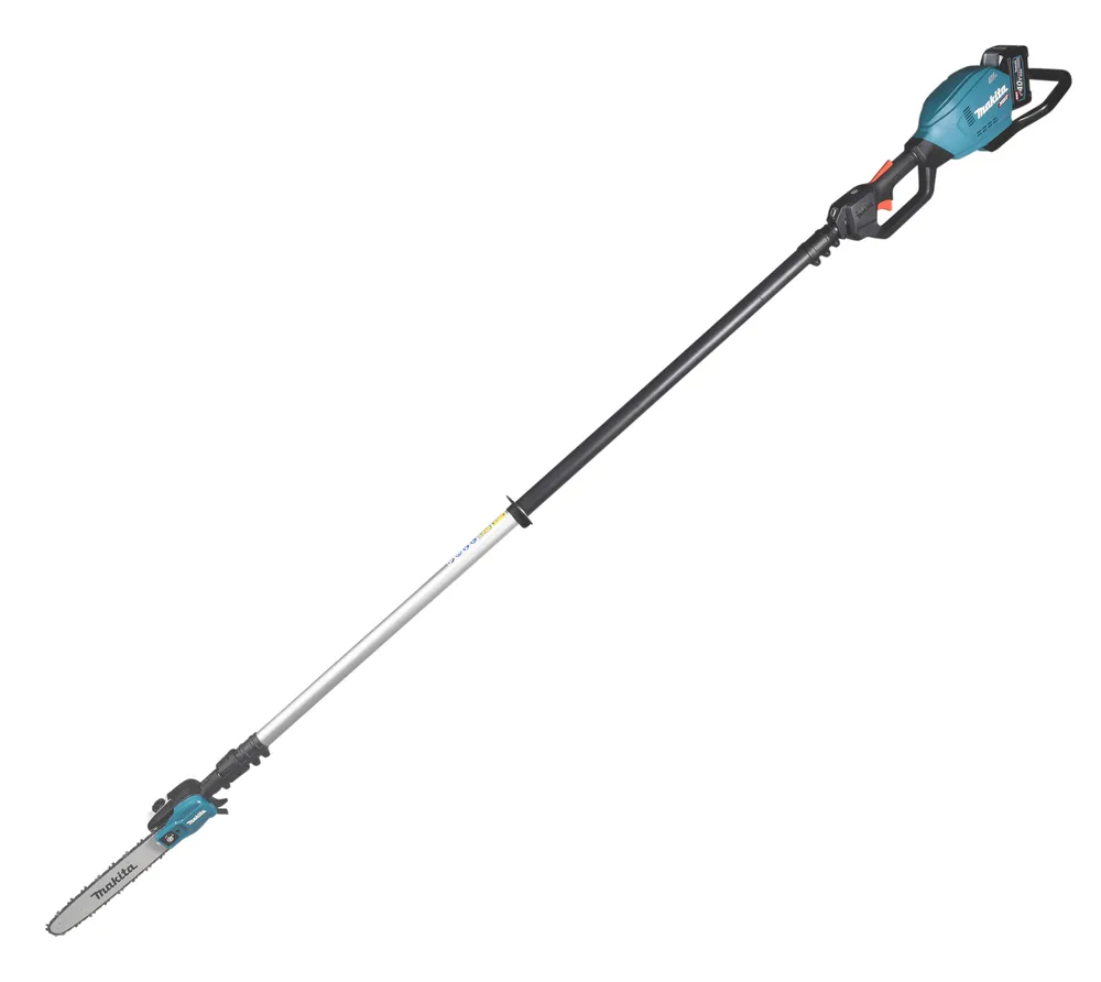 Pildil on Makita akutoitel teleskoop-oksasaag UA004GM101, XGT, mida näidatakse valgel taustal.