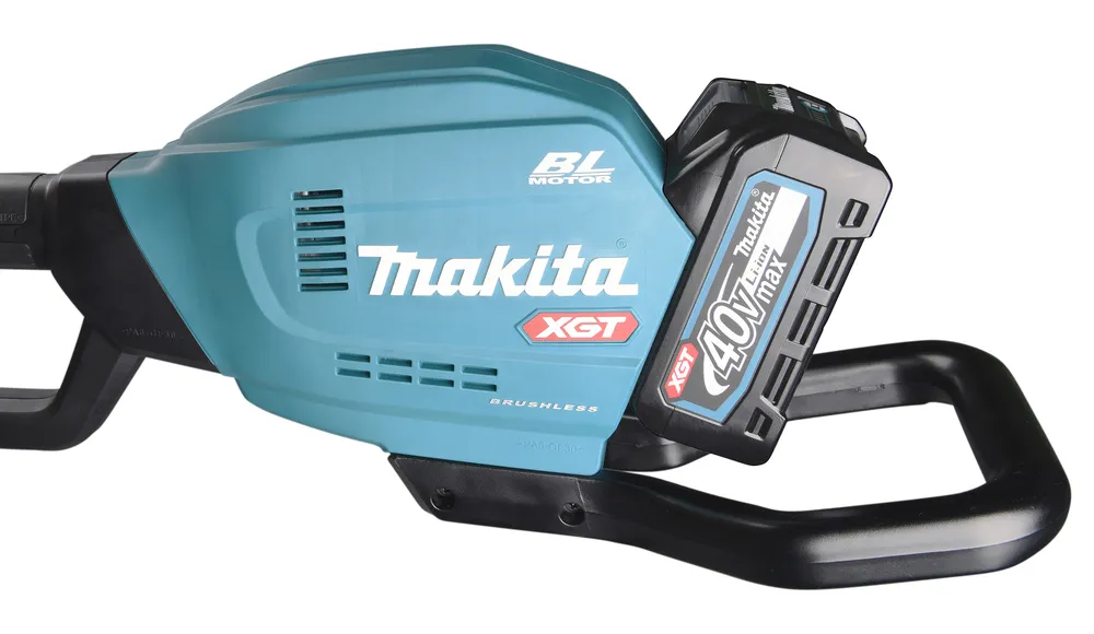 Pildil on Makita akutoitel teleskoop-oksasaag UA004GM101, XGT, kus on näha sae korpus, aku ja käepidemed.