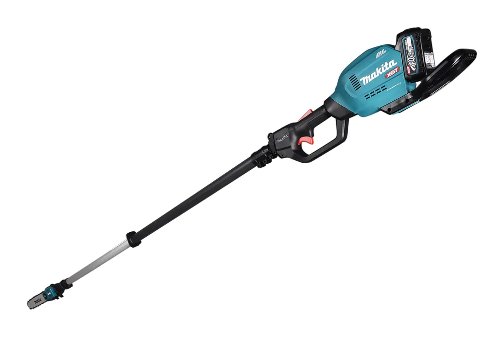 Pildil on Makita akutoitel teleskoop-oksasaag UA004GM101, XGT, nähtuna valgel taustal, koos akuga ja pikendusvarrega.