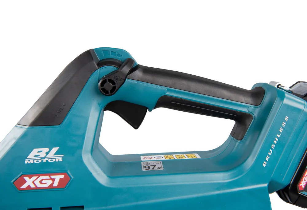 Pildil on näha Makita akupuhuri UB001GZ XGT osa, mis sisaldab käepidet ja mootori piirkonda, kus on näha "BL MOTOR" ja...
