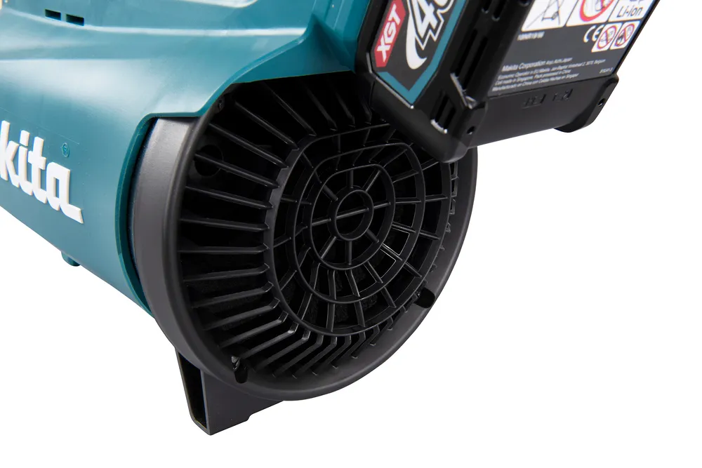 Pildil on näha Makita akupuhuri UB001GZ XGT ventilaatoriosa koos akupesaga.