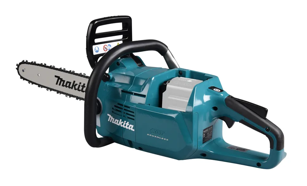 Pildil on Makita akukettsaag UC015GZ XGT mudelis, millel on sinine korpus ja hõbedane juhtlati.