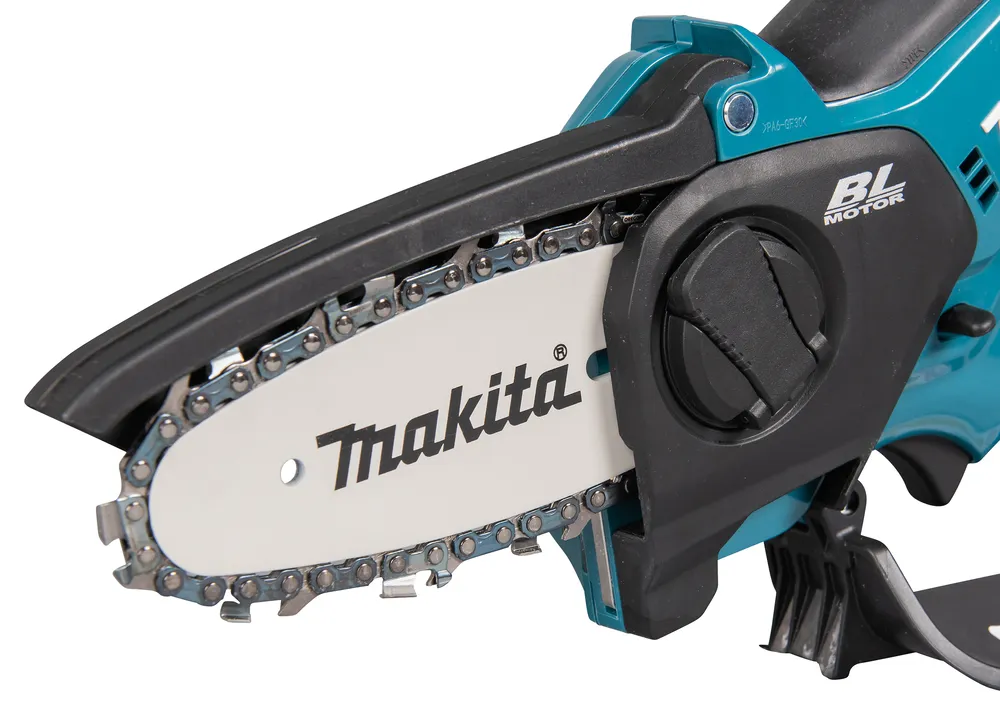 Pildil on kujutatud Makita akuoksasaag UC100DWA, millel on näha terasest lõikeketile märgitud "Makita" logo.