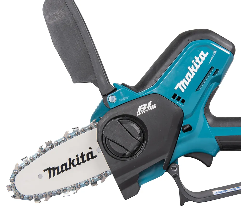 Pildil on näha Makita akuoksasaag UC100DWA, millel on turvakaitse ja BL mootori märgis.