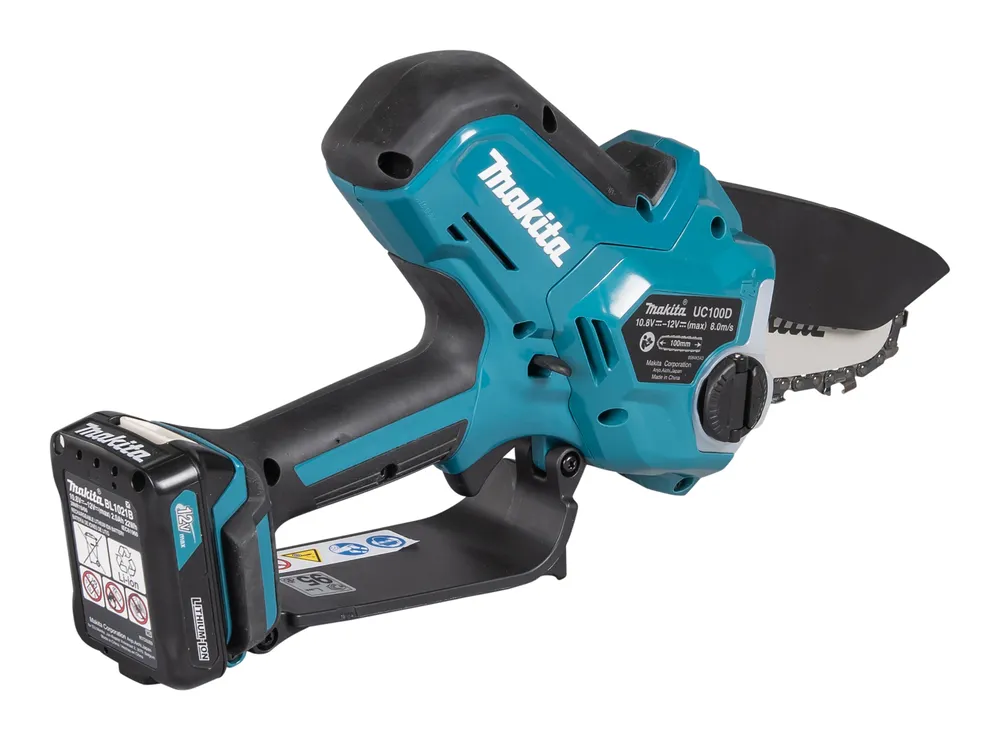 Pildil on Makita akuoksasaag UC100DWA koos akuga.