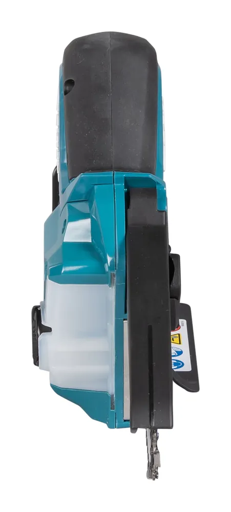 Pildil on Makita akuoksasaag UC100DWA koos oma õlipaagiga ja lõikeketiga.