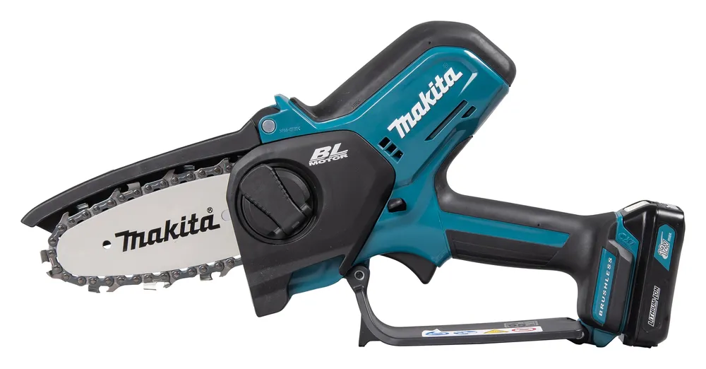 Pildil on Makita akuoksasaag UC100DWA, mis on kompaktne ja võimas tööriist.