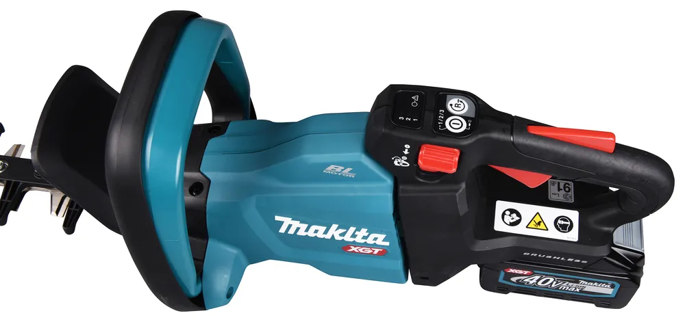 Pildil on Makita akuhekilõikur UH006GZ, XGT, näidates selle disaini ja juhtnuppe.