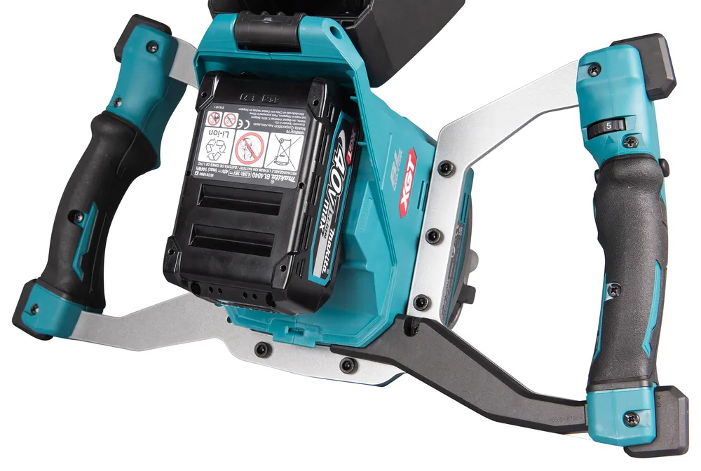 Pildil on Makita akusegutrell UT001GM102 koos akuga.