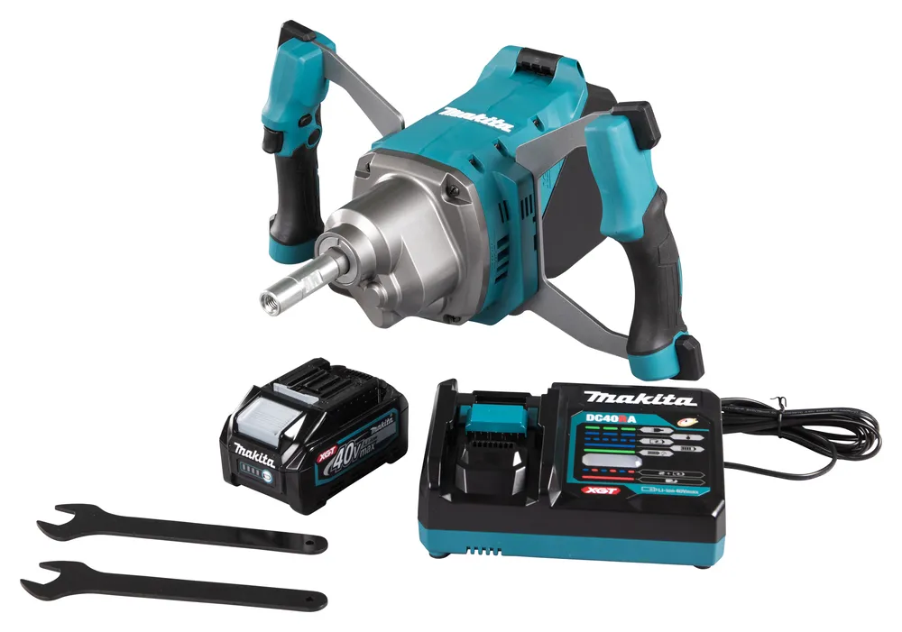 Pildil on Makita akusegutrell UT001GM102 koos akude, laadija ja mutrivõtmetega.