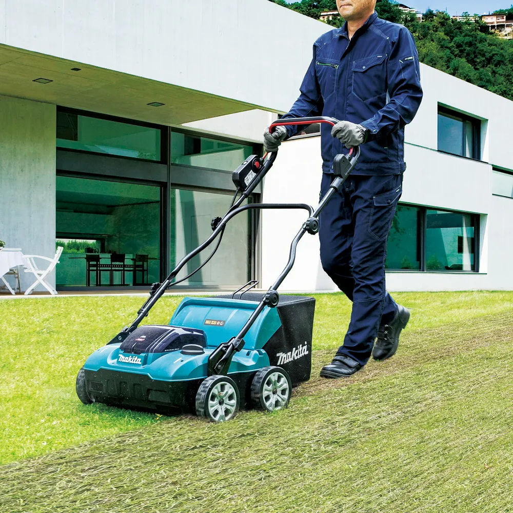Аккумуляторный аэратор газона Makita UV001GZ XGT, без аккумулятора и зарядного устройства