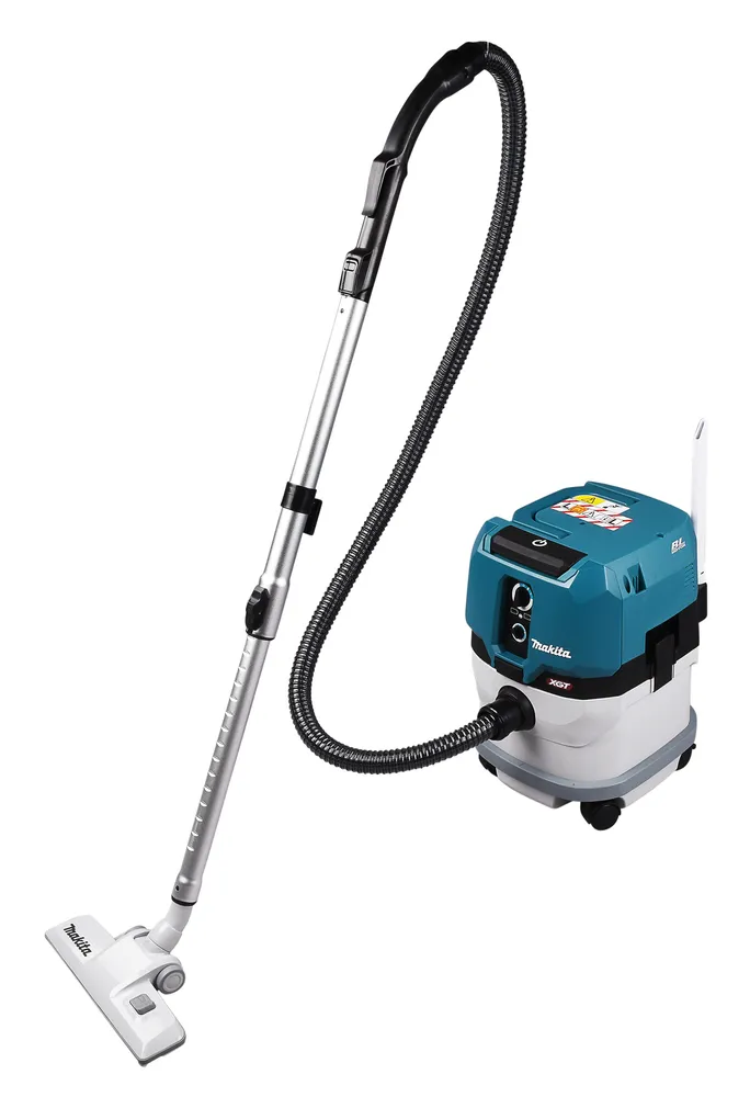 Pildil on Makita akuga vee- ja tolmuimeja VC003GLZ, mis on kujutatud valgel taustal koos toru, vooliku ja otsikuga.