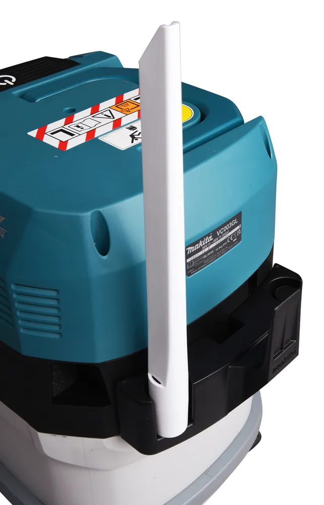 Pildil on näha Makita akuga vee- ja tolmuimeja VC003GLZ detail, millel on selgelt nähtav tootemärgis.