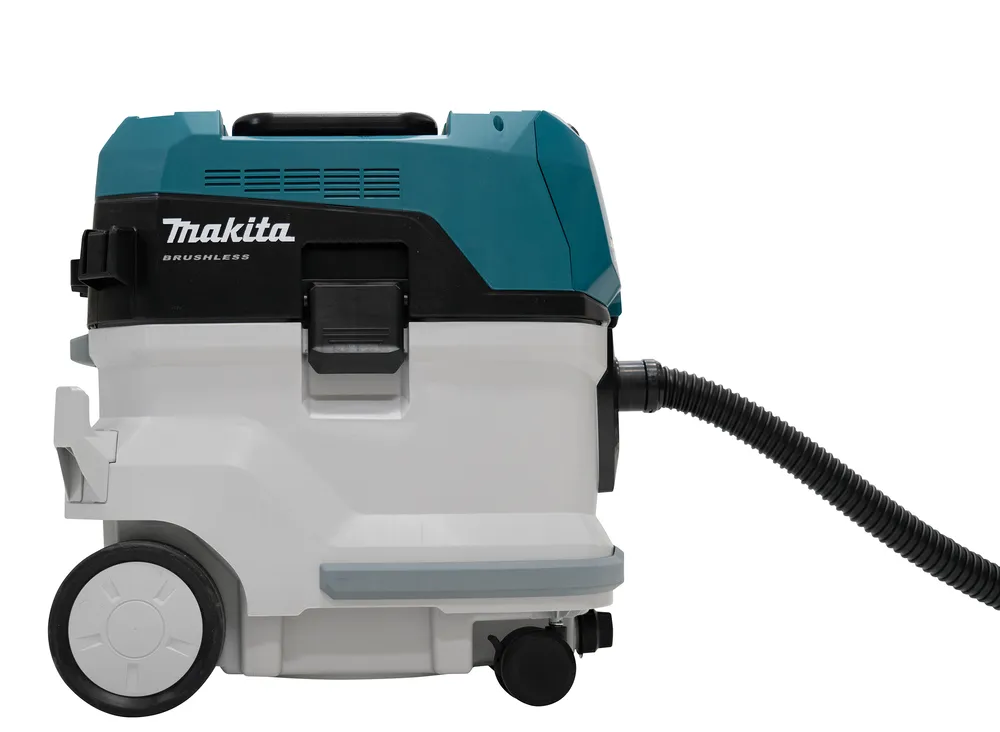 Pildil on Makita akuga vee- ja tolmuimeja VC006GMZ01, kus on näha kaks Makita akut ja juhtpaneel.