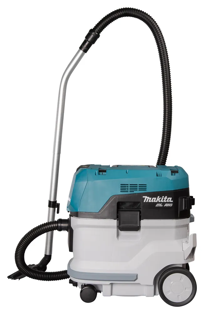 Pildil on näha Makita akuga vee- ja tolmuimeja koos torude ja otsikuga.