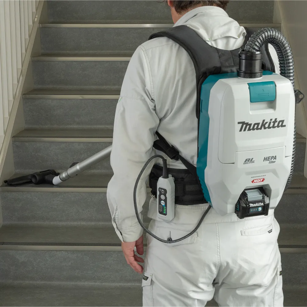 Pildil on kujutatud Makita akutolmuimejat VC008GZ seljakotina, mida inimene kannab ja millega koristab treppe.