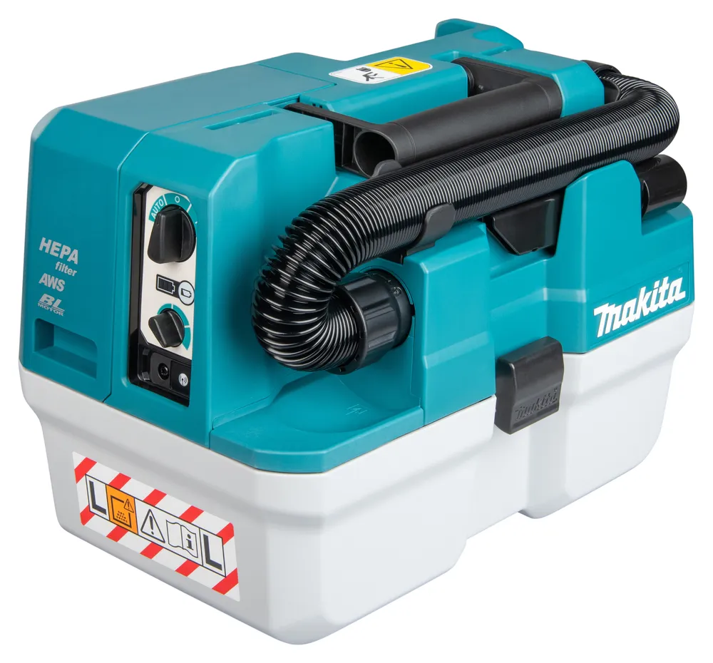 Pildil on kujutatud Makita akutoitel vee- ja tolmuimeja VC013GLZ, XGT, koos sellelt eemaldatud Bluetooth mooduliga.