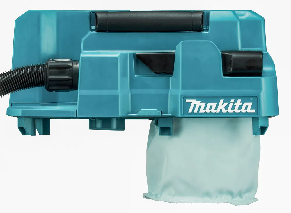 Pildil on Makita akutoitel töötav vee- ja tolmuimeja VC013GLZ XGT, millel on eemaldatav anum ja hoiustatud voolik.