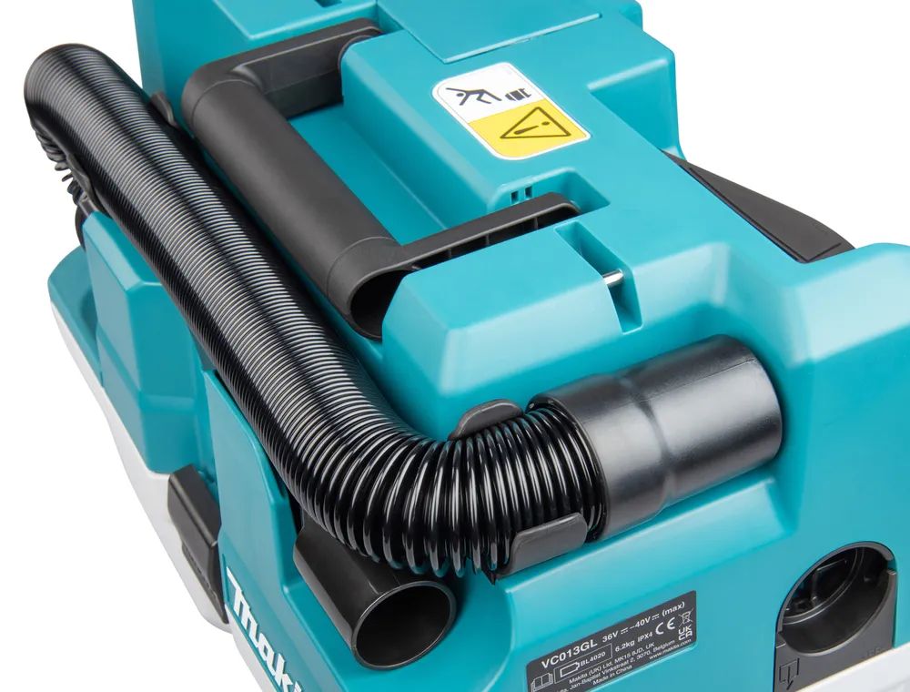 Pildil on Makita akutoitel vee- ja tolmuimeja VC013GLZ, kus on näha selle juhtpaneel aku laetuse indikaatori, lülitite ja...