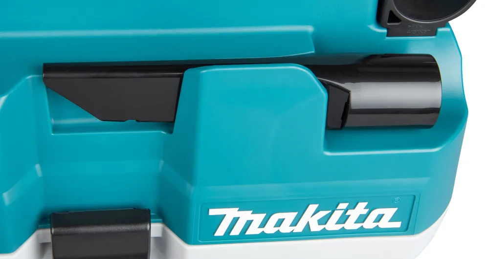 Pildil on detailne vaade Makita akutoitel vee- ja tolmuimejale VC013GLZ, kus on näha voolik ja käepide.