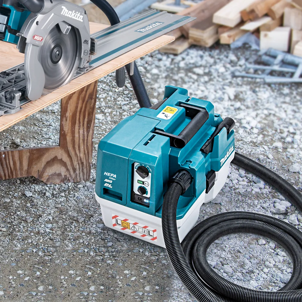 Pildil on Makita akutoitel vee- ja tolmuimeja VC013GLZ, XGT, mis on joonistatud sinisel taustal.