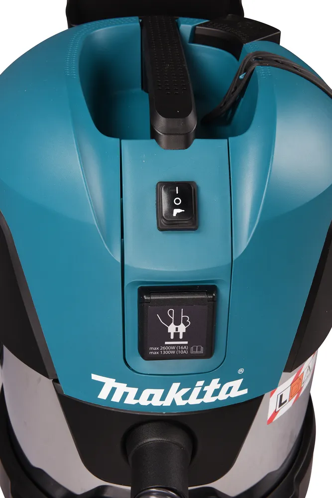 Pildil on detailne vaade Makita vee- ja tolmuimejast VC2012L, kus on näha seadme peal olevat sisse-väljalülitusnuppu...