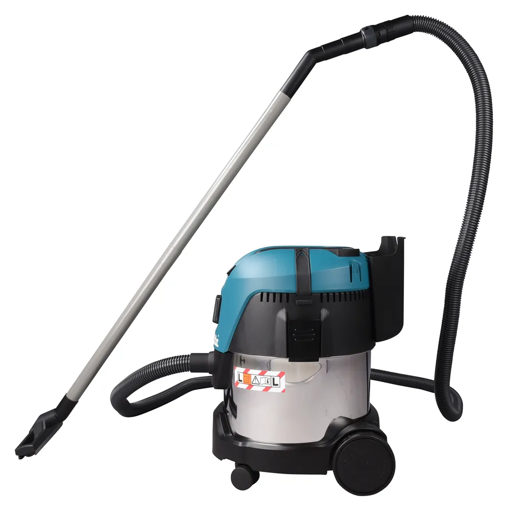 Pildil on Makita vee- ja tolmuimeja VC2012L, millel on toru ja otsik.