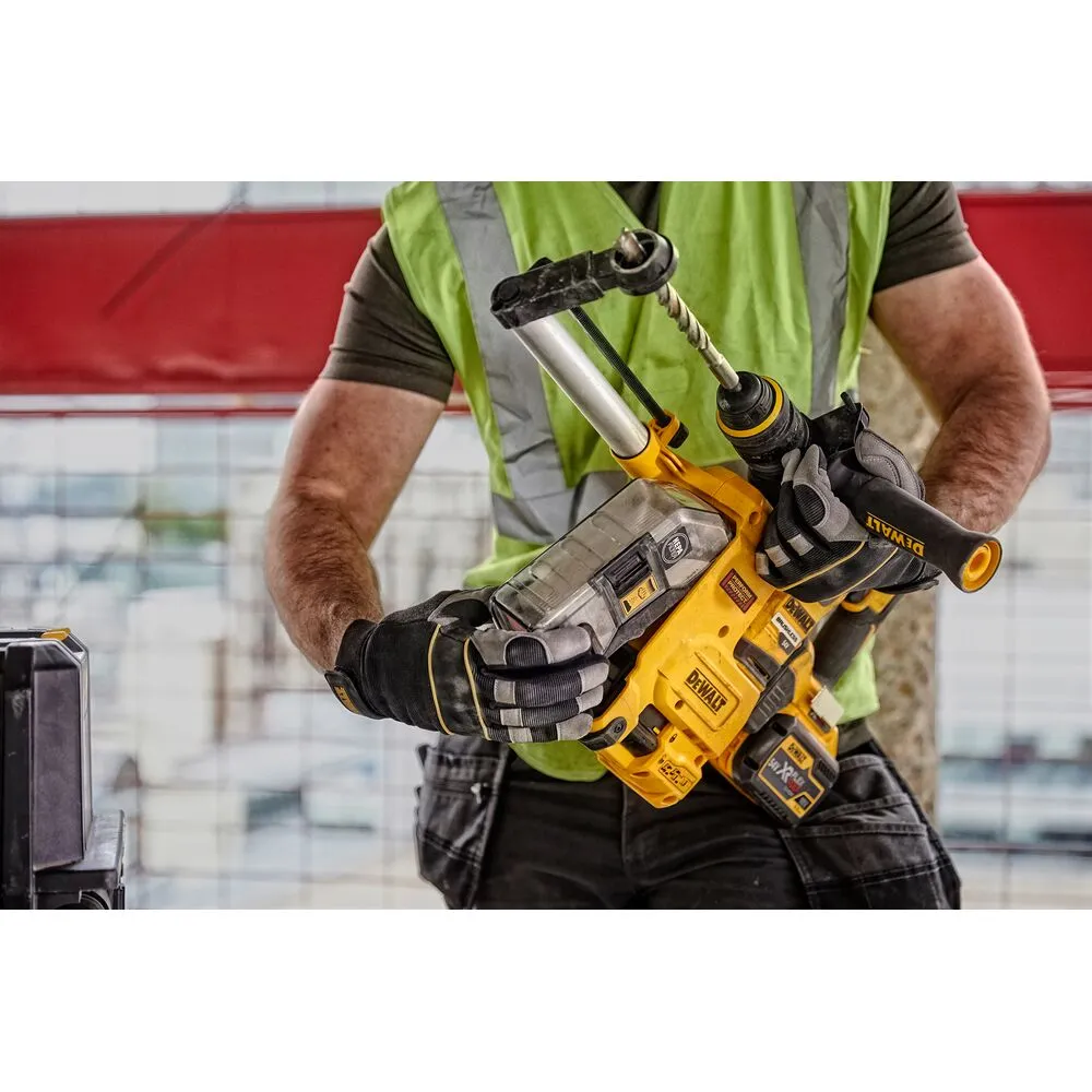 Pildil on näha mees, kes hoiab käes DeWalt tolmueemaldussüsteemiga SDS Plus D25304DH ketaslõikurit, mida kasutatakse...