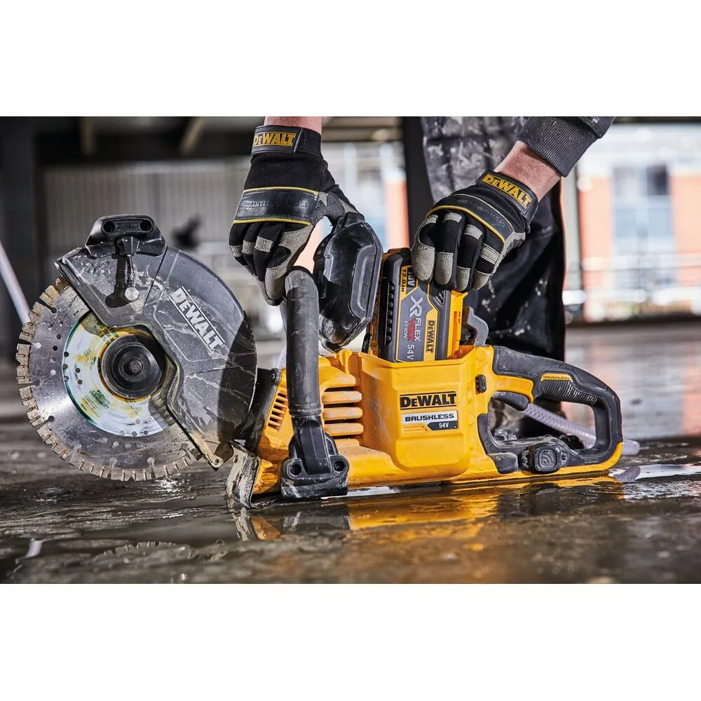 Pildil on ehitustööline, kes sisestab DeWalt aku XR Flexvolt 18/54 V 12,0 Ah akut DeWalt tööriista.
