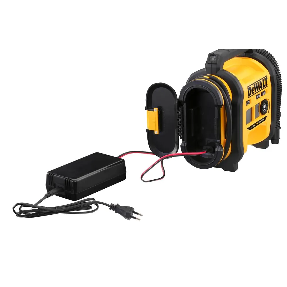Pildil on näha DeWalt akutoitel kompressori DCC018N alusosa koos avatud luugi ja toitejuhtmega, mis on ühendatud musta...