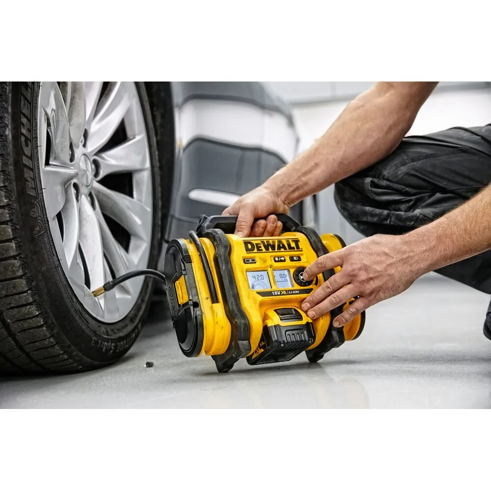 Pildil on näha DeWalt akutoitel kompressor DCC018N, mida kasutatakse rehvi täispumpamiseks.